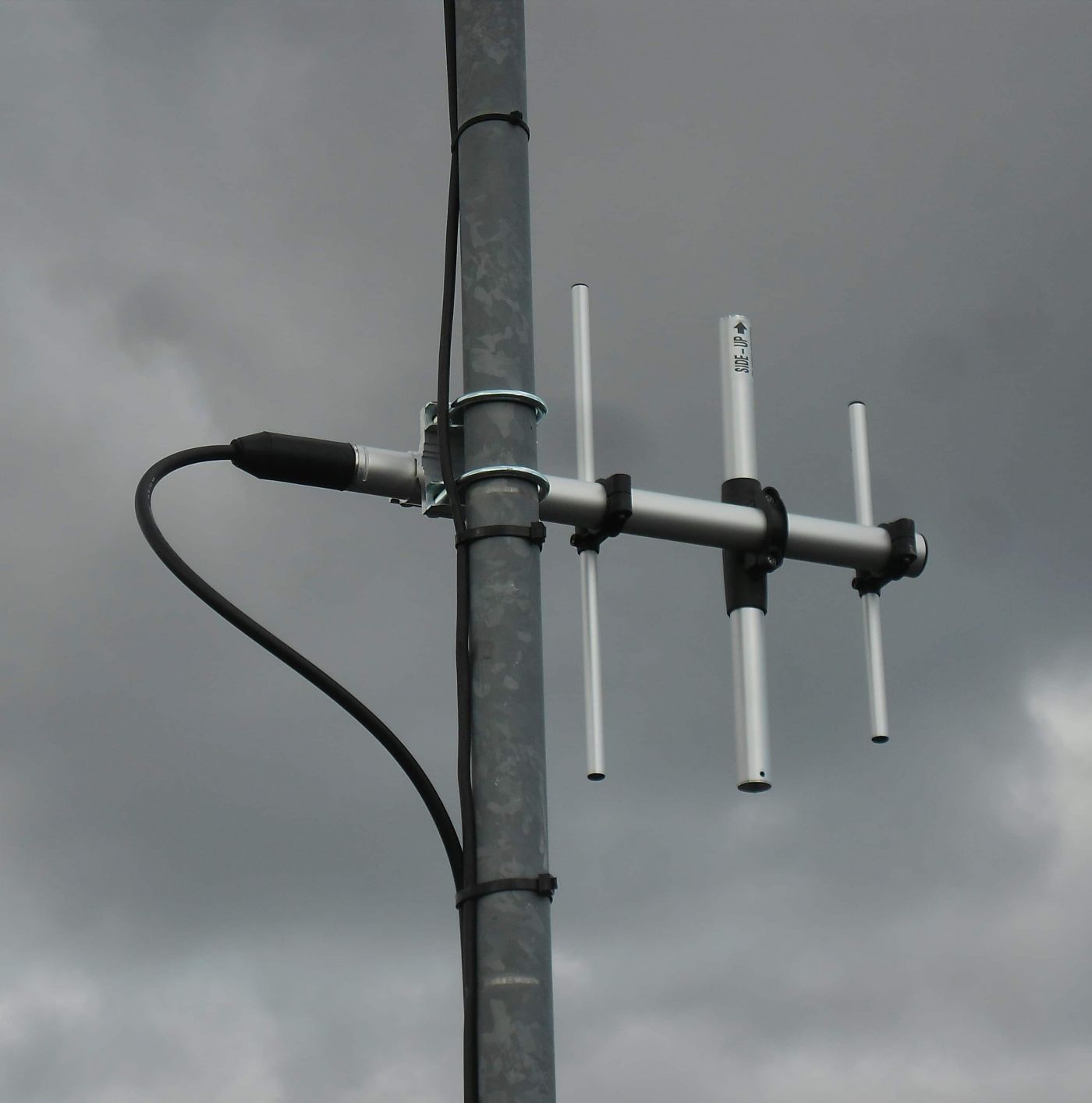 antenne outdoor UHF directionnelle fixée sur un mât 