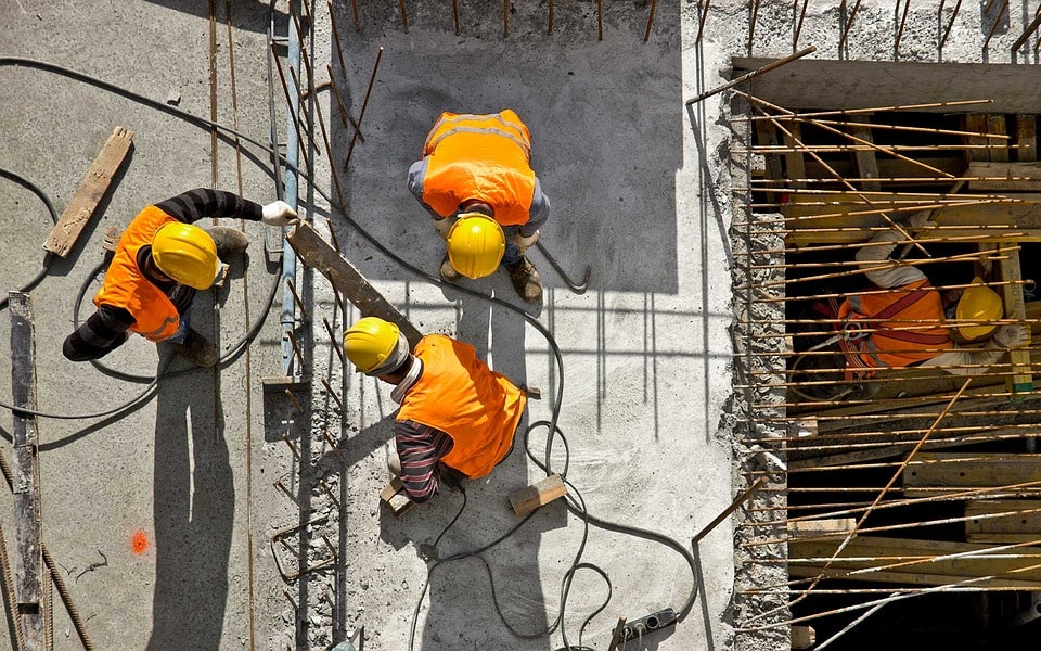 ouvriers sur un chantier 