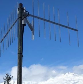 antenne avec fixation sur un mât 